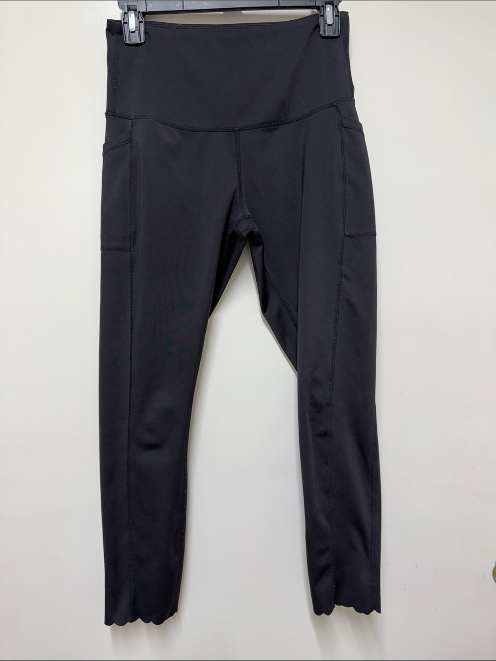 High-Waist Black Performance Leggings with Side Pockets